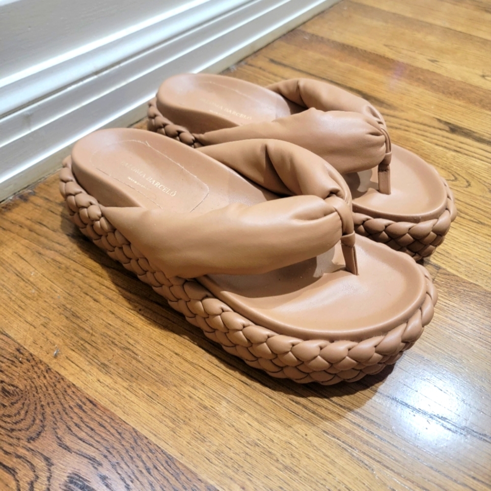 Paloma Barcelo flip flops